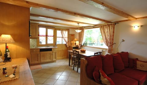 Coffee/tea facilities, Kitchen or kitchenette, Dining area