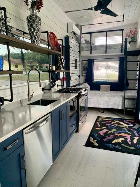 Pet Friendly, Modern tiny house in vibrant Clermont Villa in Groveland