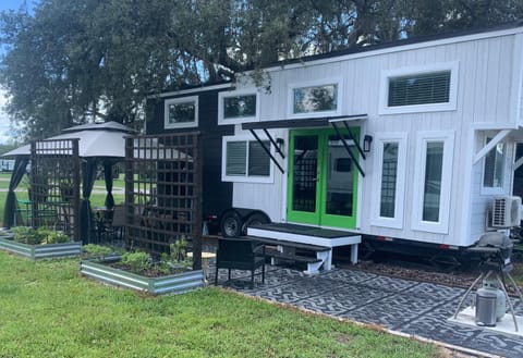 Pet Friendly, Modern tiny house in vibrant Clermont Villa in Groveland