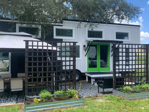 Pet Friendly, Modern tiny house in vibrant Clermont Villa in Groveland