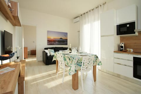 Communal lounge/ TV room, TV and multimedia, Kitchen or kitchenette, Living room, Seating area, Dining area, oven, air conditioner
