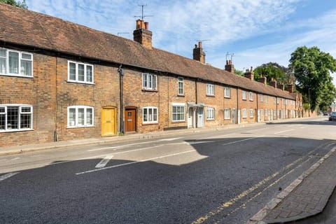 Beautiful 17th Century Cottage House in Wycombe District