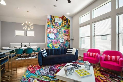 Prolific Theme Suite Ft Jacuzzi Tub 9Os Fun & Content Spaces Casa in Houston
