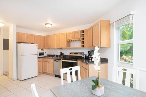 Kitchen or kitchenette, Dining area, dishwasher, minibar, oven, pet friendly, stove, toaster