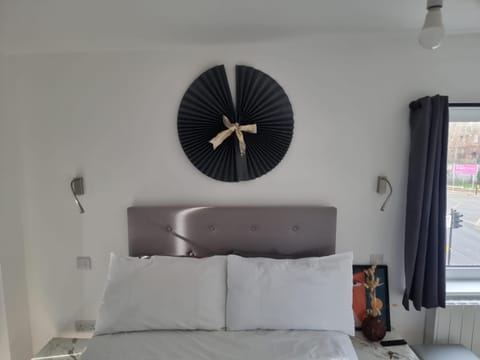 Stunning Double Bedroom With En-suite in SHARED APARTMENT- Beckenham SE20 Border Vacation rental in Beckenham