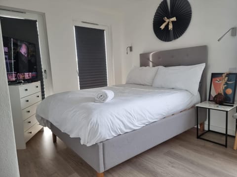 Stunning Double Bedroom With En-suite in SHARED APARTMENT- Beckenham SE20 Border Vacation rental in Beckenham