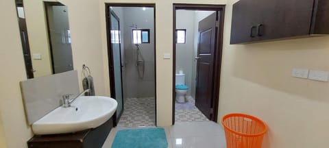 Shower, Toilet