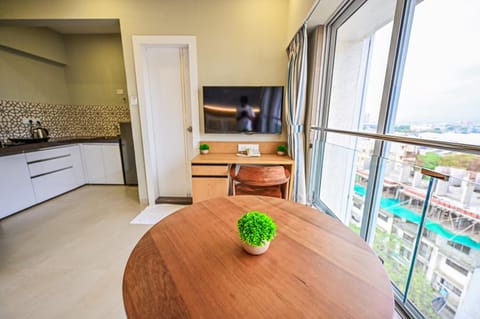 Kitchen or kitchenette, Dining area