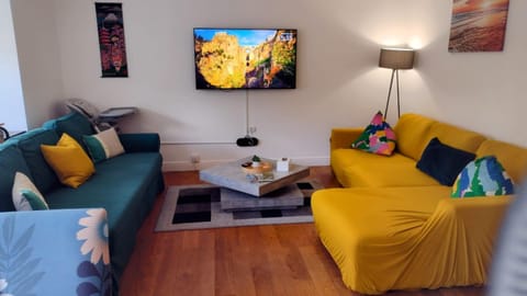 Communal lounge/ TV room, TV and multimedia, Living room, Seating area, Evening entertainment