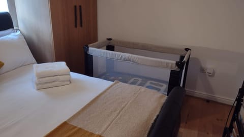 Bedroom, cot, towels