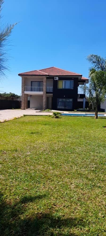Executive 4 bedroom house with 4 beds . Casa in Lusaka