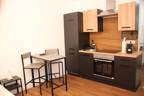 Coffee/tea facilities, Kitchen or kitchenette, Dining area, pet friendly, stove