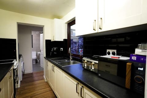 2BR Home W/ en-suite toilet, Town Centre Ipswich. House in Ipswich