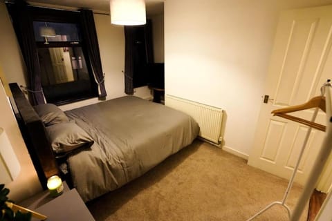 2BR Home W/ en-suite toilet, Town Centre Ipswich. House in Ipswich