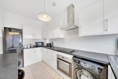 Dartford Town 3 Bed by Harlington Apartment in Dartford