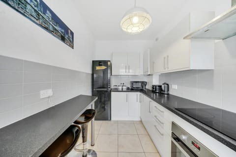 Dartford Town 3 Bed by Harlington Apartment in Dartford