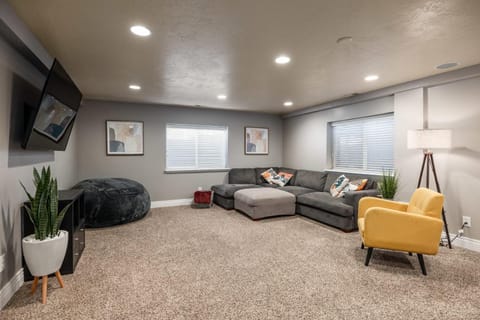 Large 3 Queen Suite Near SLC & Airport House in North Salt Lake
