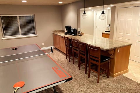 Large 3 Queen Suite Near SLC & Airport Haus in North Salt Lake