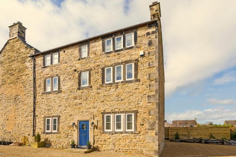 The Lodge Luxury Grade 2 listed house, Hot tub House in North East Derbyshire District