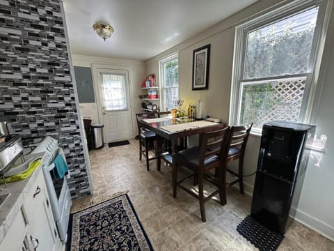 Kitchen or kitchenette, Dining area