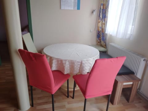 Seating area, Dining area