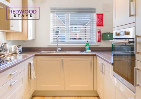 BRAND NEW! 3 Bed 2 Bath House, NEAR HOSPITAL, With FREE x2 Parking & Wi-Fi By REDWOOD STAYS House in Basingstoke