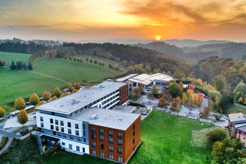 Patio, Facade/entrance, Bird's eye view, Garden, Autumn, On site, Garden view, Garden view, Landmark view, Mountain view, Mountain view, Sunset