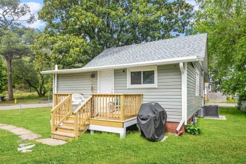 Beach Bungalow - 1 Block to Beach - Pets Welcome! House in Norfolk