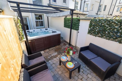 Garden, Hot Tub, Seating area