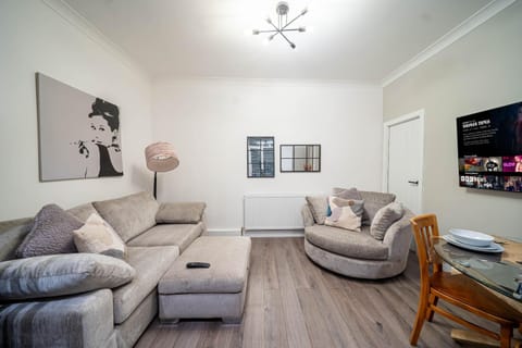 Charming 1-Bedroom Just 1 Mile from Morley Town Center in Leeds House in Leeds