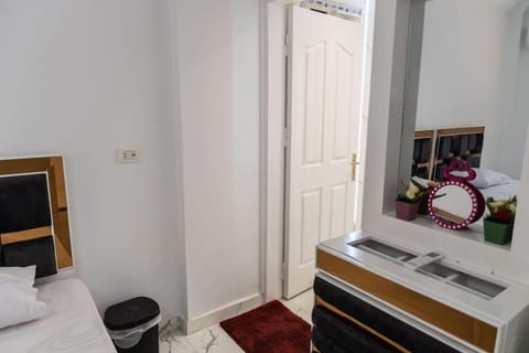 موقع مميز 5دقائق للمطارجيد التهوية ومتعدد الخدمات Apartment in New Cairo City