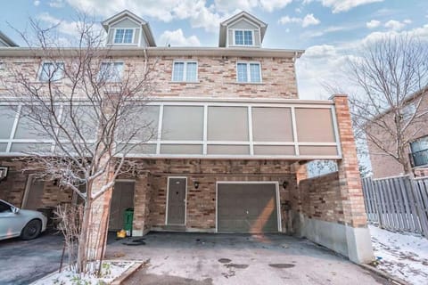 Designer 4BR Executive Townhome w/Parking Chalet in Milton