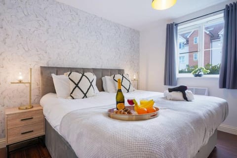 Beautiful Apartment - Close to City Centre - Free Parking, Fast Wifi, SmartTV with Sky TV and Netflix by Yoko Property Condo in Northampton