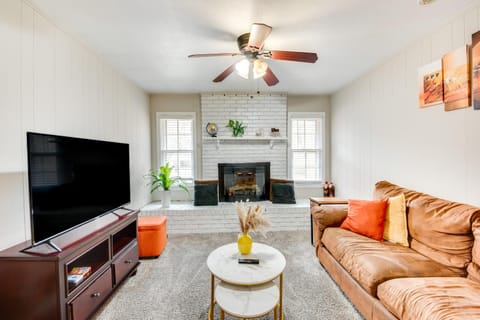 Cozy Austell Home with Sunroom - 4 Mi to Six Flags! Casa in Lithia Springs