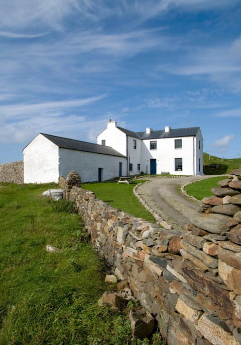 Property building, Facade/entrance, Day, Natural landscape, Landmark view