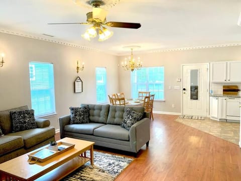 *Come home - 1 mile from Duke & Downtown Durham Haus in Durham