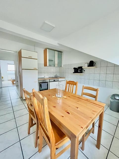 Kitchen or kitchenette, Dining area, pet friendly, stove