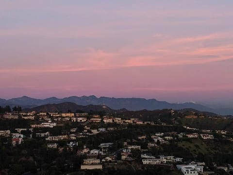 Epic Views! Hollywood Hills SkyVilla: Crow's Nest Alojamiento y desayuno in Beverly Hills