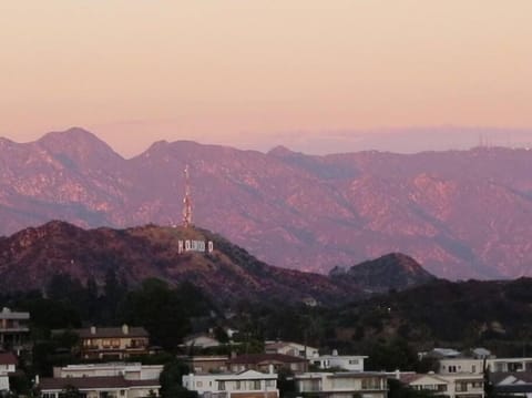 Epic Views! Hollywood Hills SkyVilla: Crow's Nest Bed and Breakfast in Beverly Hills