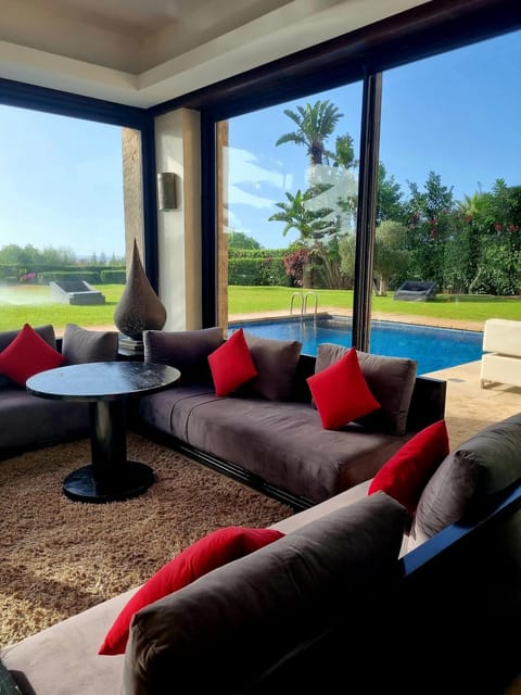 Patio, Day, Natural landscape, Garden, Living room, Seating area, Garden view, Pool view, Swimming pool, sunbed