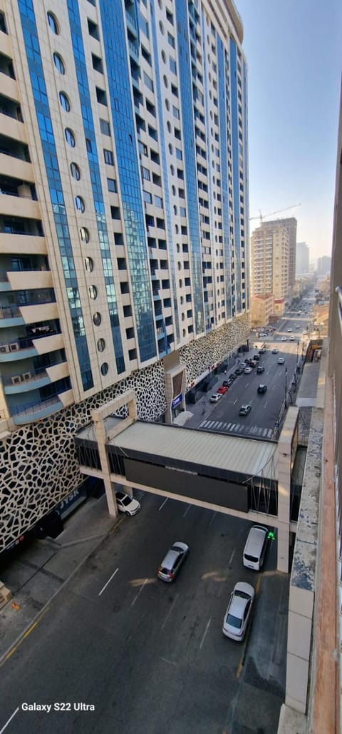 Property building, Day, Neighbourhood, Bird's eye view, City view, Street view, Location, Parking