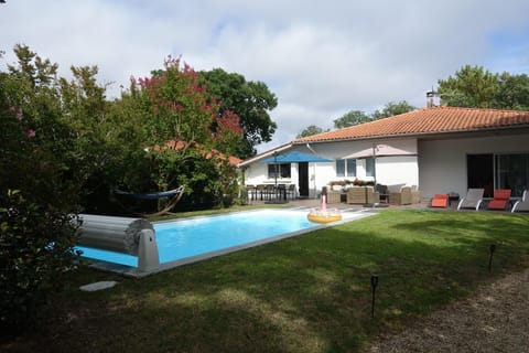 Villa au bord de la mer, piscine chauffée 9x4 Villa in Labenne