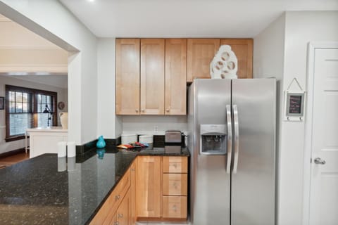 Exclusive Ottawa Hills Private Home, Garage, WD, Gourmet Equipped kitchen, Netflix House in Toledo