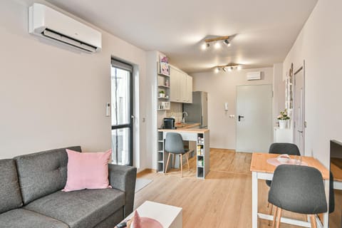Kitchen or kitchenette, Living room, Seating area, Dining area, fireplace, air conditioner