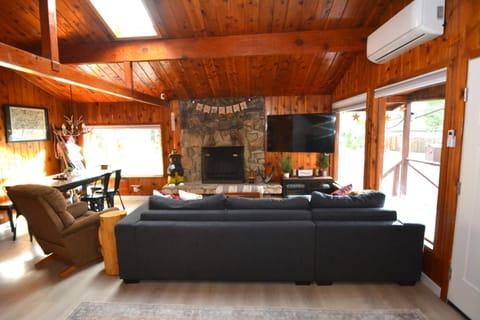 Bearpaw House **New Listing** House in Bass Lake