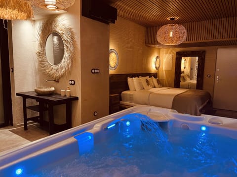 Hot Tub, Photo of the whole room