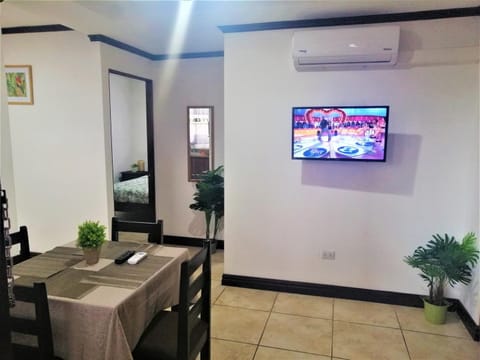 Kubo Home 4 Bedrooms 5 mins SJO Airport Apartment in Alajuela