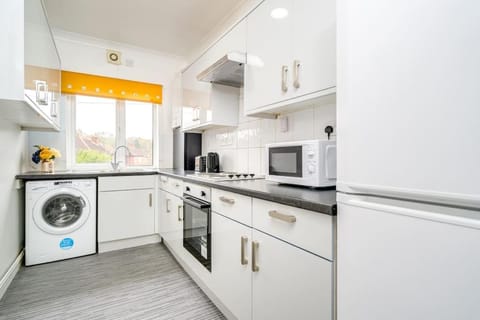 Contemporary 5 Bedroom Flat Apartment in Leeds