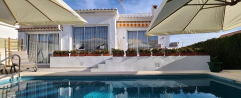 Property building, Balcony/Terrace, Swimming pool, sunbed