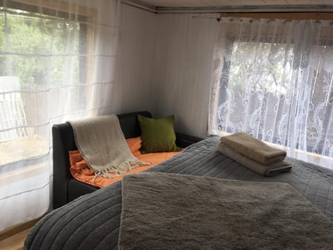 Seating area, Bedroom, towels